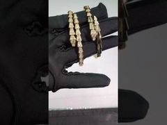 Serpenti Viper een spoel 18 kt gele gouden armband met pavé diamanten op hoofd en staart