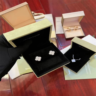 De aangepaste het Plaatsen van Luxediamond jewelry HK Fabriek van Juwelenfabrikanten