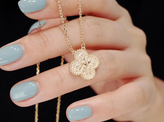 Gepoetste gouden juwelen voor een verfijnde look